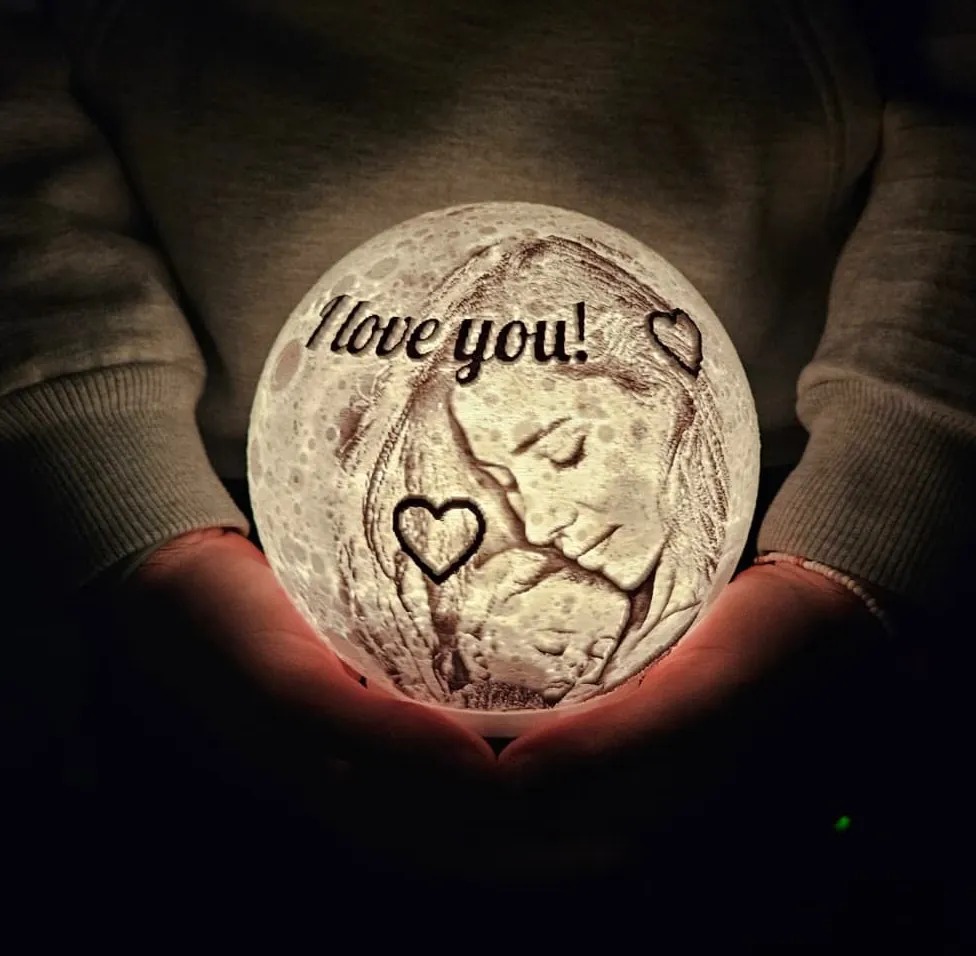 Personalisierte Fotolampe – leuchtendes Geschenk in Händen